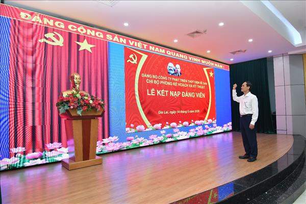 Chi bộ Phòng Kế hoạch và Kỹ thuật tổ chức Lễ kết nạp đảng viên 