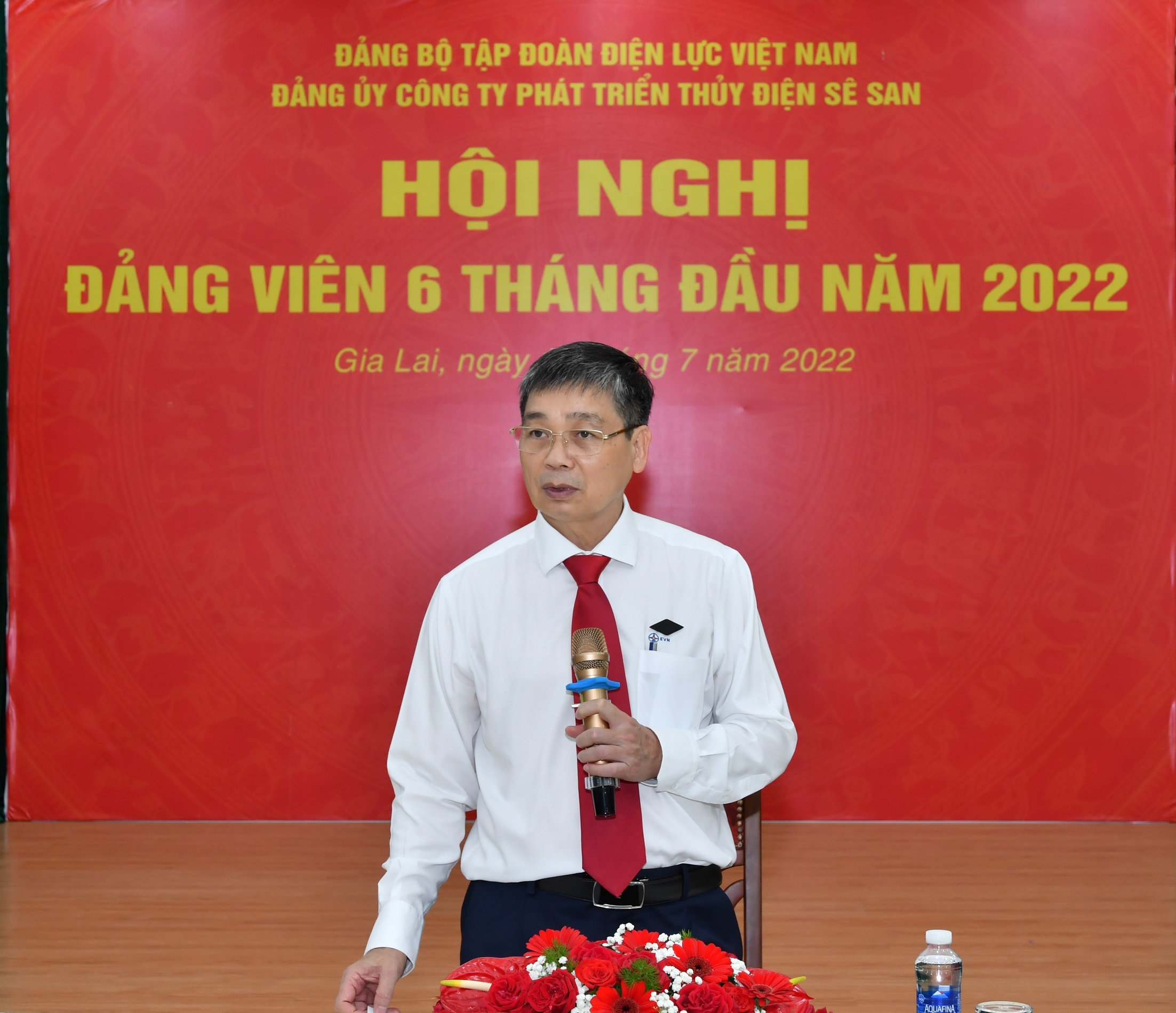 A person standing at a podiumDescription automatically generated
