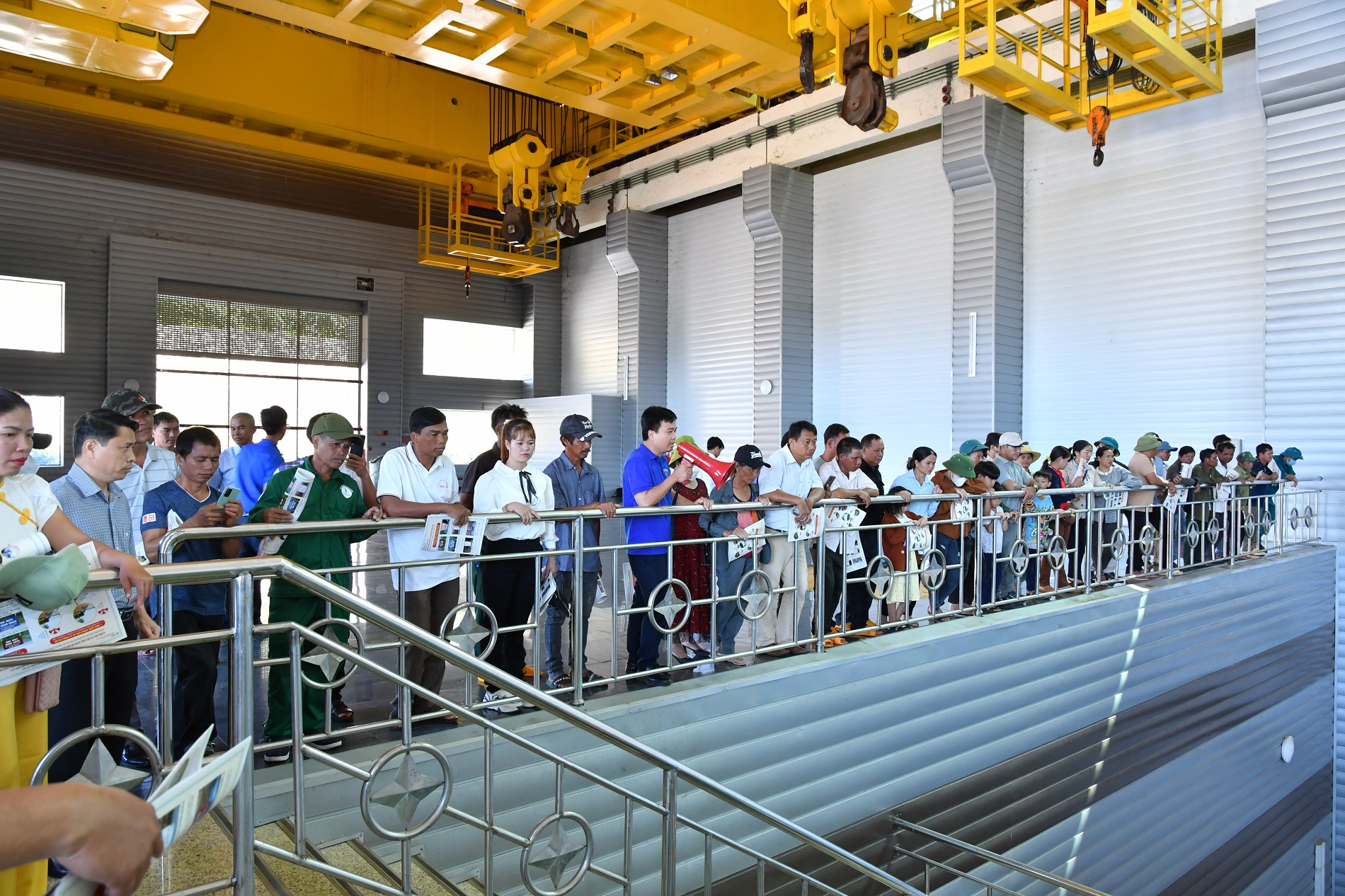 A group of people standing in a lineDescription automatically generated