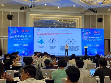 Ông Lê Nguyễn Trường Giang, Viện trưởng Viện chiến lược chuyển đổi số trình bày tham luận tại hội thảo.