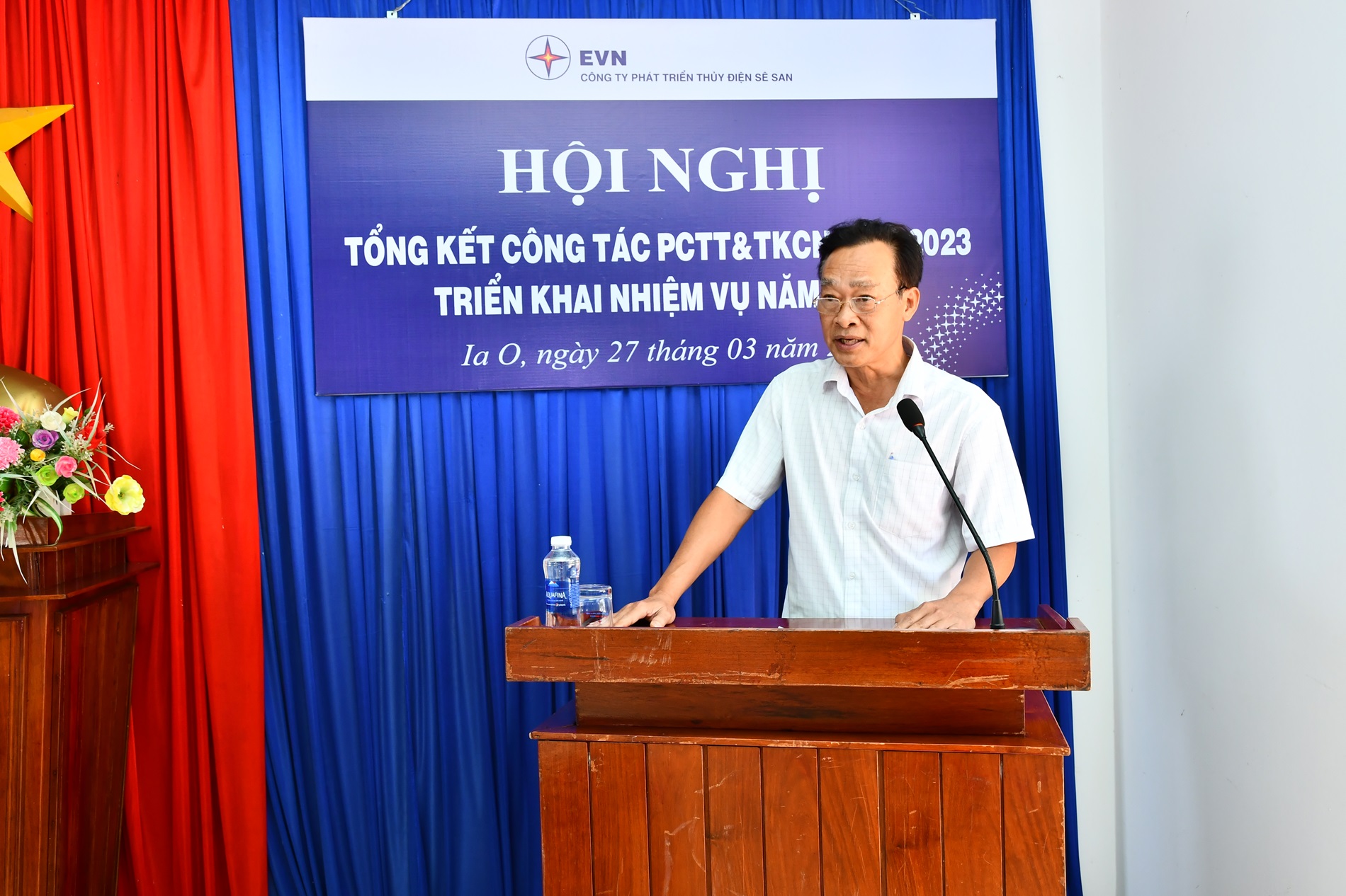 A person standing at a podiumDescription automatically generated