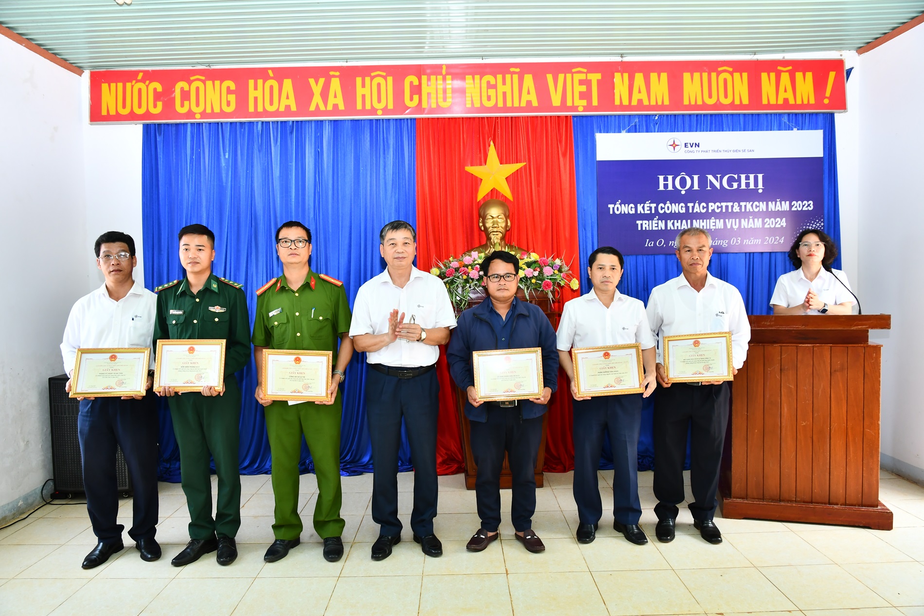 A group of people holding certificatesDescription automatically generated