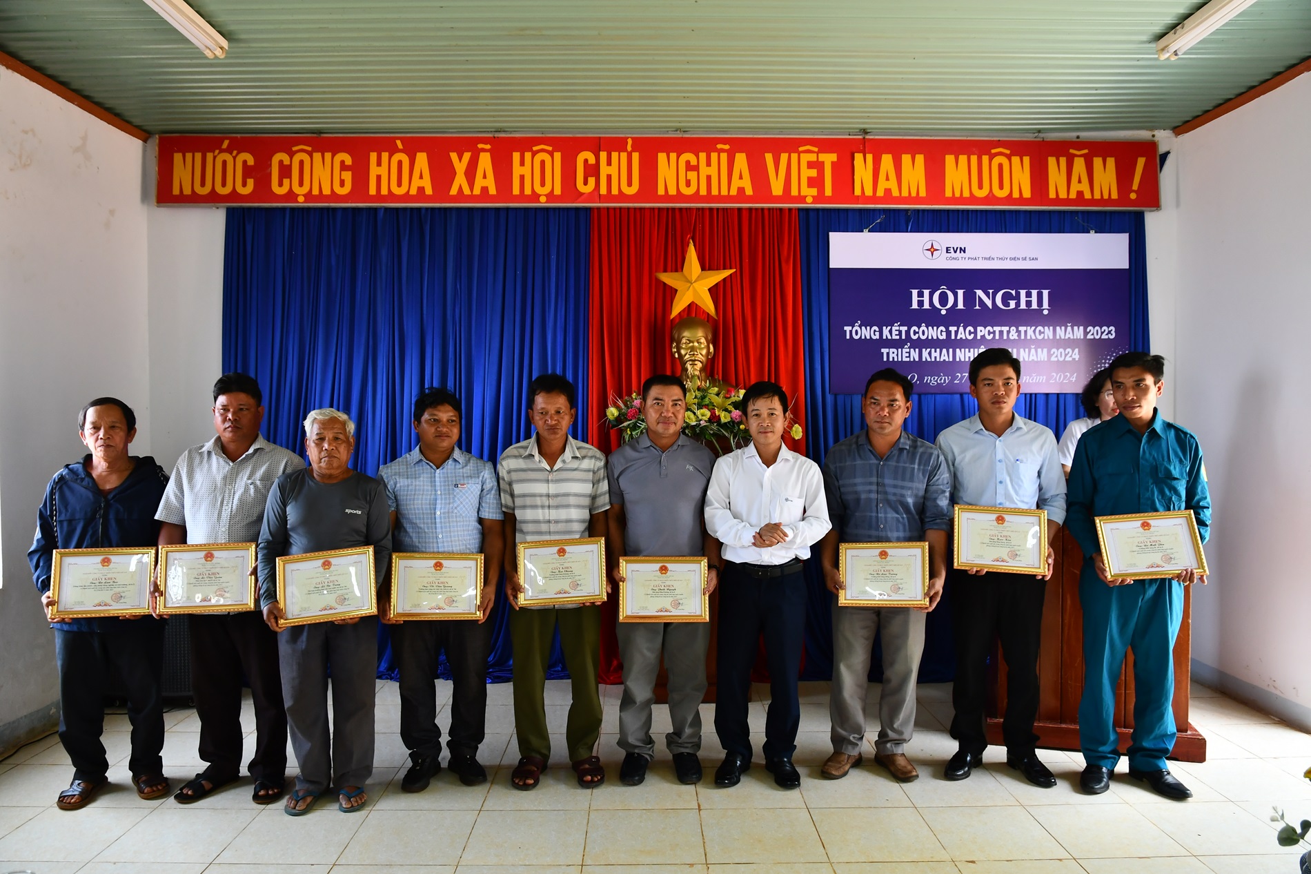 A group of people holding certificatesDescription automatically generated