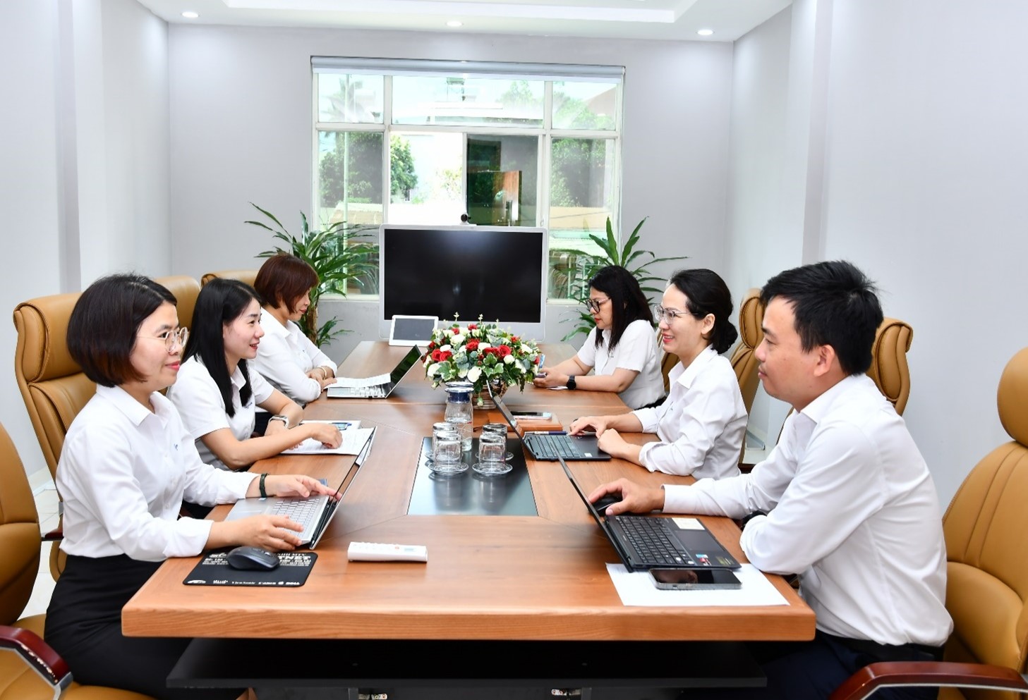 A group of people sitting around a tableDescription automatically generated